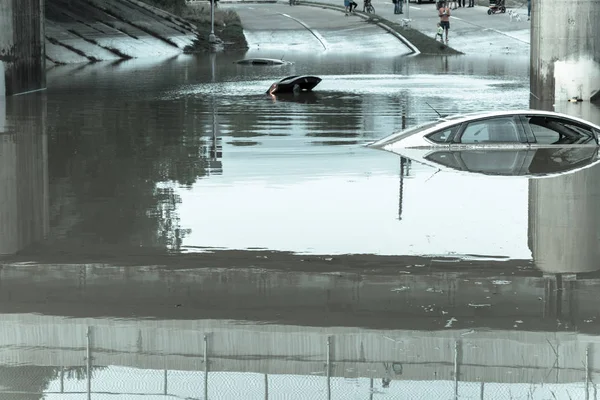 Unbekannte Sehen Überschwemmtes Auto Der Nähe Der Innenstadt Von Houston — Stockfoto