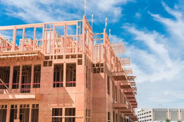 Kuzey Dallas, Teksas, ABD'de yapım aşamasında kiralama birimleri ile yeni gelişme mahalle. Tamamlanmış binaların yakınında büyük veranda ile beş katlı apartman kompleksi ahşap çerçeve