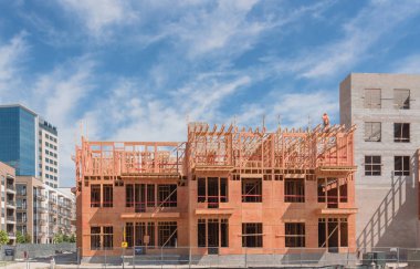 Kuzey Dallas, Teksas, ABD'de lüks apartman şantiye. Büyük verandalı, asansör boşluğuna sahip beş katlı lüks kınamak. Takım kemeri ve güvenlik ekipmanları ile çalışan tanımlanamayan işçi