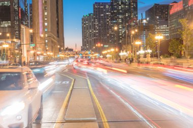 Akşam saatlerinde Chicago şehir merkezindeki Wacker Dr caddesinde yoğun trafik. Silüeti, gökdelen binaları ve mavi saat, alacakaranlıkta ışık parkurları güzel modern cityscape görünümü.