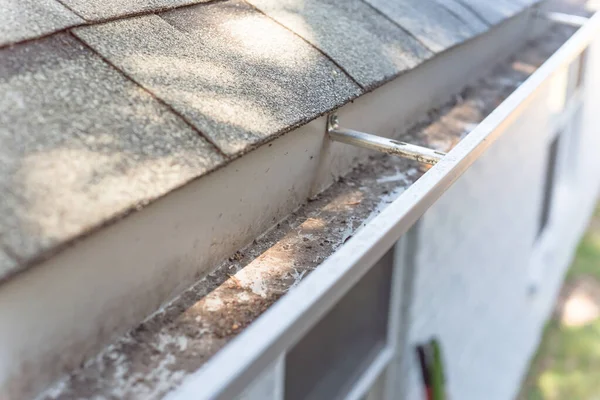 Clean Gutter Clearing Dried Leaves Dirty — Stock Photo, Image