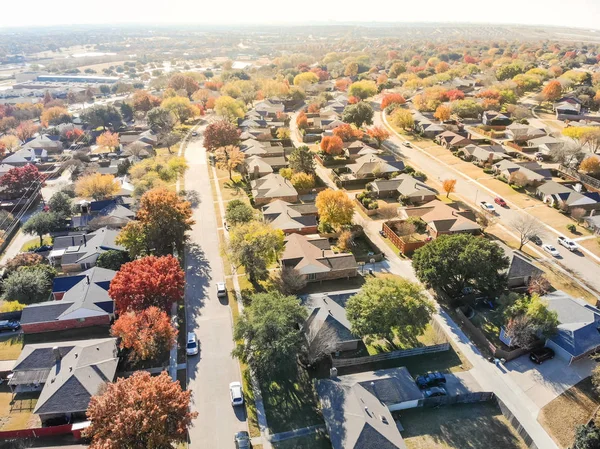 Αεροφωτογραφία Κατοικημένη Γειτονιά Στην Ηλιόλουστη Ημέρα Του Φθινοπώρου Πολύχρωμα Φυλλώματα — Φωτογραφία Αρχείου