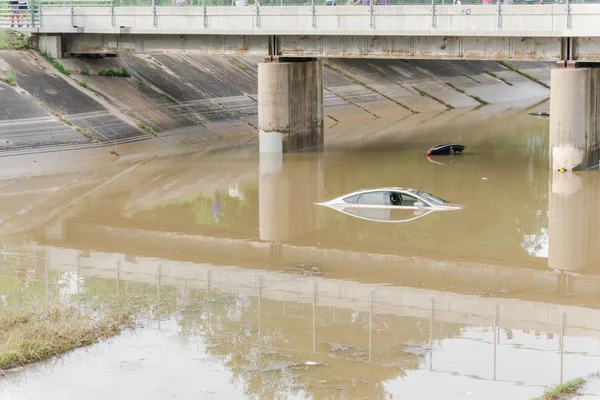 Vista Superior Carro Inundado Sob Uma Ponte Pedágio Perto Centro — Fotografia de Stock