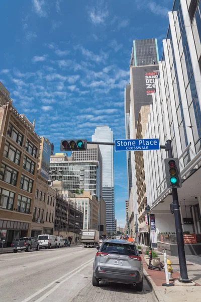 ダラス テキサス州 2019年5月3日 ストーンダウンタウンで交差するダラス市内のきれいな通りと雲の青い空の下でモダンな高層オフィスビル — ストック写真