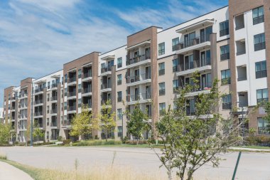 Dallas, Teksas, ABD banliyölerinde sokak yakınındaki apartmansatır. Çok Katlı düz ünite, modern yaşam tarzı için grup konut karmaşık kınamak