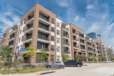 Dallas, Teksas, ABD banliyölerinde açık otoparkta araba ile Apartman. Yeni gelişme çok katlı düz ünite, modern yaşam tarzı için grup konut karmaşık kınamak