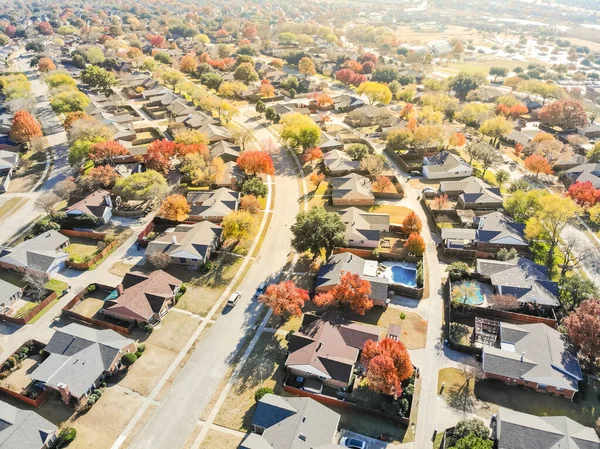 カラフルな紅葉と晴れた秋の日に空中ビューの住宅街 単一の家族の家 大きな裏庭と明るいオレンジ色の葉の行を持つ新しい開発サブディビジョンのトップ — ストック写真