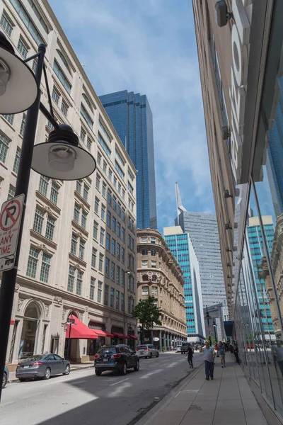 2019年5月3日 テキサス州ダラス 雲の下のきれいな通りと近代的な高層ビルのオフィスビルがあるダラスのダウンタウンを歩く人々青空 — ストック写真