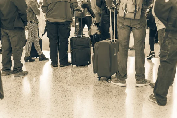 Vista Trasera Tono Vintage Larga Cola Pasajeros Esperando Con Equipaje — Foto de Stock