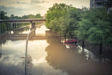 Houston, Teksas, Usa yakınlarındaki sel sularında batmış bir araba. Ağır bir yüksek su yolunda, derin su altında kalmış bir araba. Afet Motorlu Taşıtlar Sigortası Teması. Şiddetli hava kavramı