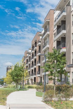 Dallas, Teksas, Abd banliyölerinde yol ve güzel peyzaj ile yeni gelişme kentsel apartman. Çok Katlı düz ünite, modern yaşam tarzı için grup konut karmaşık kınamak