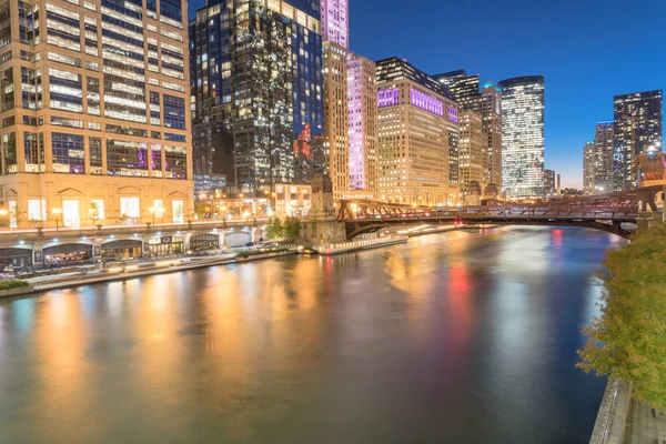 Zajęta Trasa Świetlna Wycieczek Łodzią Panoramy Chicago Niebieskiej Godzinie Kierunku — Zdjęcie stockowe