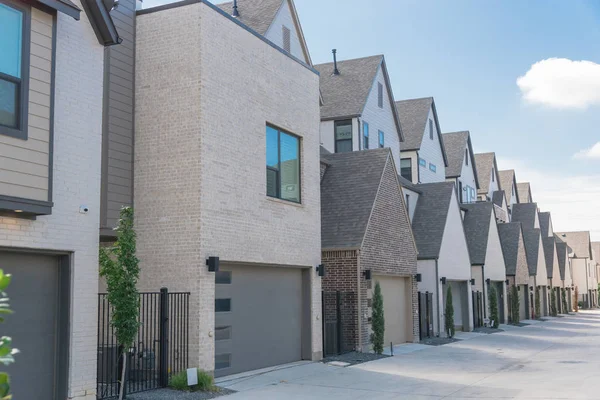 Rad Garage Från Moderna Tre Våningar Hus Norra Dallas Texas — Stockfoto