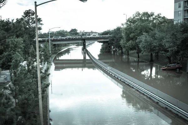 テキサス州ヒューストン中心街近くの洪水の水で車を水浸しにした 重い水の道路上の深い水の下で洪水車 災害自動車保険の主張テーマ 悪天候の概念 — ストック写真