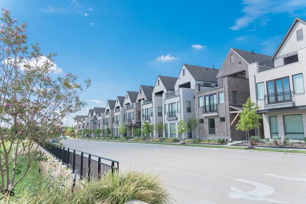 Park Side Brand New Row Three Story Single Family Houses — Stock Photo, Image