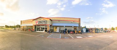 Barntonville, Tx, Us-Eylül 28, 2019: Traktör Tedarik mağaza Argyle Panorama görünümü cephe. Ev geliştirme, tarım, çim ve bahçe bakımı ve hayvancılık, at ve evcil hayvan bakımı için perakende zinciri