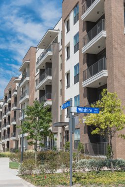 Dallas, Teksas, Abd banliyölerinde yol ve güzel peyzaj ile yeni gelişme kentsel apartman. Çok Katlı düz ünite, modern yaşam tarzı için grup konut karmaşık kınamak