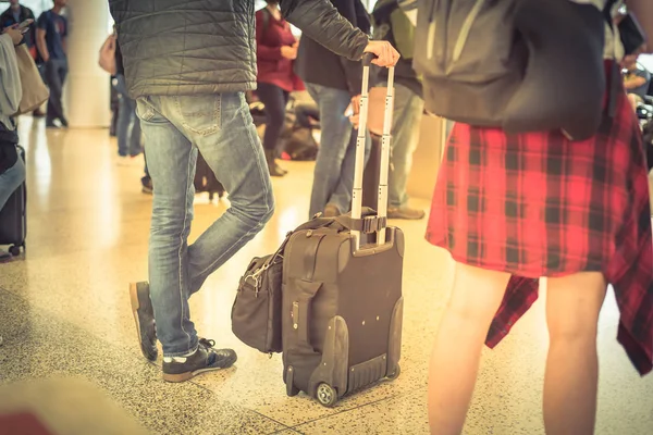 Задний Вид Длинная Очередь Пассажиров Ожидающих Багажом Перед Посадкой Самолет — стоковое фото