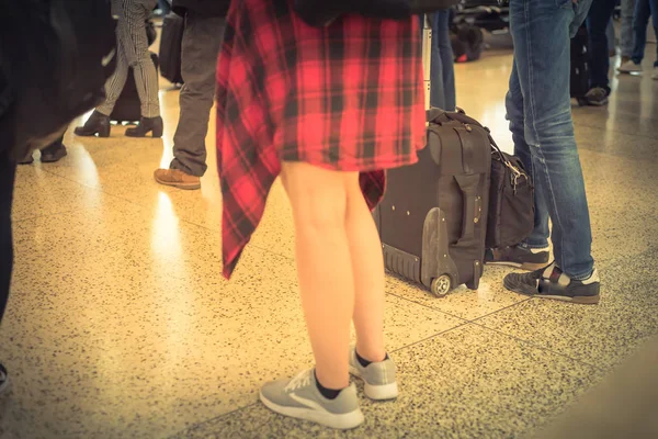 Rear View Long Queue Passengers Waiting Carry Luggage Boarding Airplane — Stock Photo, Image