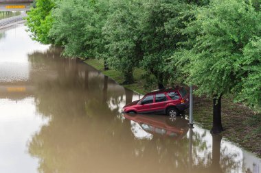Houston, Teksas, Usa yakınlarındaki sel sularında yakın çekimde batık bir araba. Ağır bir yüksek su yolunda, derin su altında kalmış bir araba. Afet Motorlu Taşıtlar Sigortası Teması. Şiddetli hava kavramı