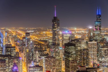 Chicago şehir merkezi akşamları gökdelenleri aydınlatırdı. Gözlem masasından hava manzaralı güzel Chicago şehir manzarası.