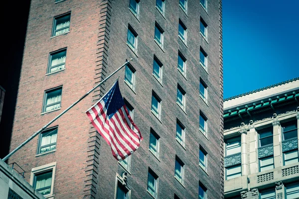 Tono Vintage Muestra Orgullosamente Bandera Estadounidense Fuera Del Edificio Del —  Fotos de Stock