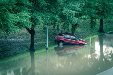 Houston, Teksas, Usa yakınlarındaki sel sularında yakın çekimde batık bir araba. Ağır bir yüksek su yolunda, derin su altında kalmış bir araba. Afet Motorlu Taşıtlar Sigortası Teması. Şiddetli hava kavramı