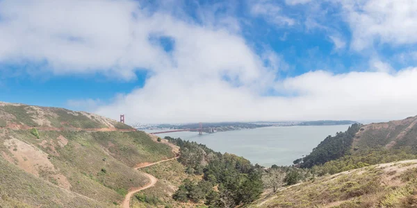 ゴールデンゲート展望台から赤い橋と霧の多い夏の日にサンフランシスコのダウンタウンまでの眺め 険しい丘の中腹の道路とオープンベイとホークヒルの近くのパノラマの海の景色 — ストック写真