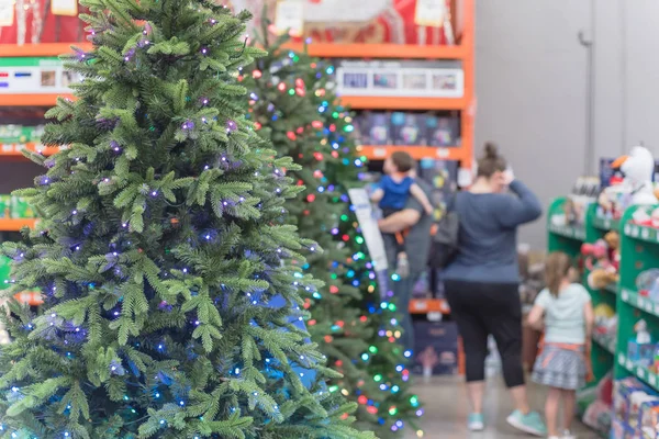 Miembros Familia Desenfocados Comprando Árboles Navidad Artificiales Juguetes Tienda Mejoras — Foto de Stock