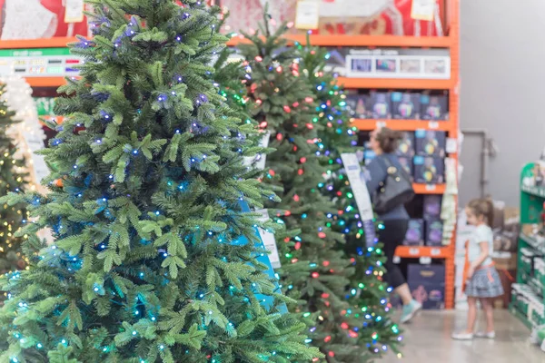 Enfoque Selectivo Árbol Navidad Artificial Con Luces Multicolores Pre Iluminadas — Foto de Stock