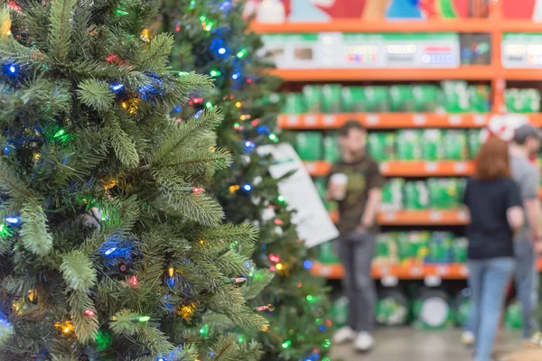 Enfoque Selectivo Árbol Navidad Artificial Con Luces Multicolores Pre Iluminadas — Foto de Stock