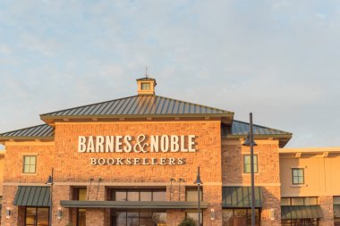 Flower Mound, Tx, US-Aralık 5, 2019: günbatımında Barnes Noble perakende mağazasının ön girişi. Amerikalı bir kitapçı, Fortune 1000 firması. Amerika 'nın en büyük perakende satış mağazası.