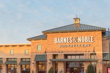Flower Mound, Tx, US-Aralık 5, 2019: günbatımında Barnes Noble perakende mağazasının ön girişi. Amerikalı bir kitapçı, Fortune 1000 firması. Amerika 'nın en büyük perakende satış mağazası.