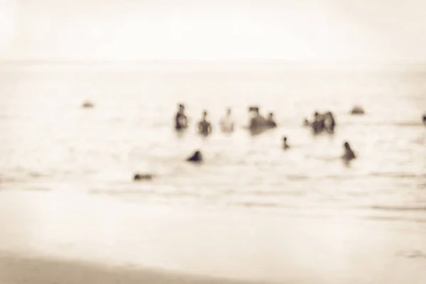 Фільтроване зображення розмите тло різних людей насолоджується сонячним днем над пляжем Ла Порте в Техасі. — стокове фото