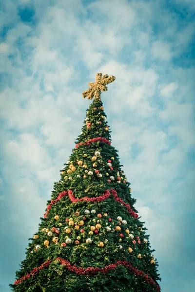 Imagen filtrada Árbol de Navidad de 60 pies con adornos coloridos y exhibición de iluminación en Texas, América — Foto de Stock