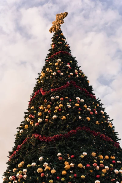 Imagen filtrada Árbol de Navidad de 60 pies con adornos coloridos y exhibición de iluminación en Texas, América — Foto de Stock