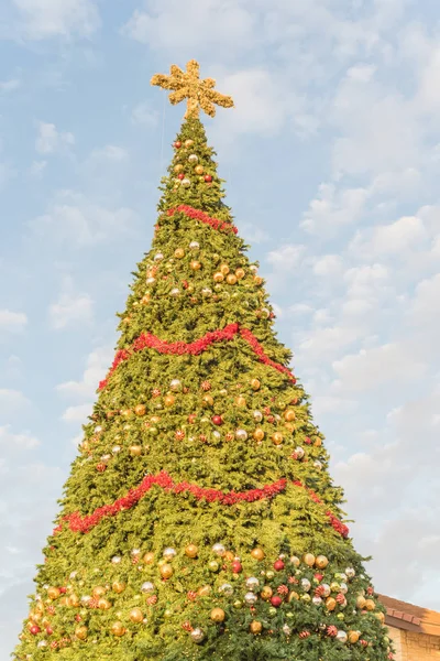 Árbol de Navidad de 60 pies con adornos coloridos e iluminación en Texas, Estados Unidos — Foto de Stock
