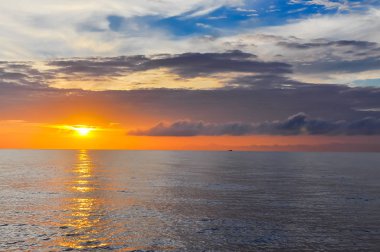 Khanh Hoa, Vietnam 'da denizin üstünde renkli dramatik gökyüzü bulutu