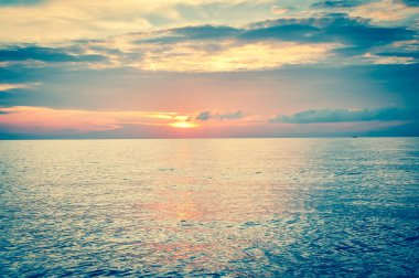 Khanh Hoa, Vietnam 'da deniz yatay üzerinde renkli dramatik gökyüzü bulutu