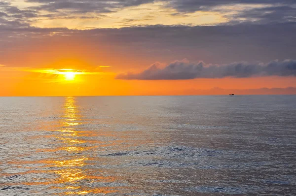 Khanh Hoa, Vietnam 'da denizin üstünde renkli dramatik gökyüzü bulutu — Stok fotoğraf