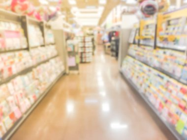 Usa 'daki bir süpermarkette tebrik kartı seçiminin bulanık arkaplanı