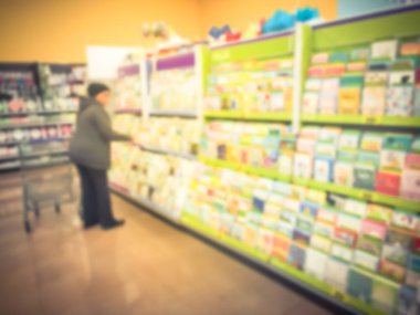 Bulanık arkaplan müşterisi Usa 'daki bir süpermarkette tebrik kartı görüntüsü seçiyor