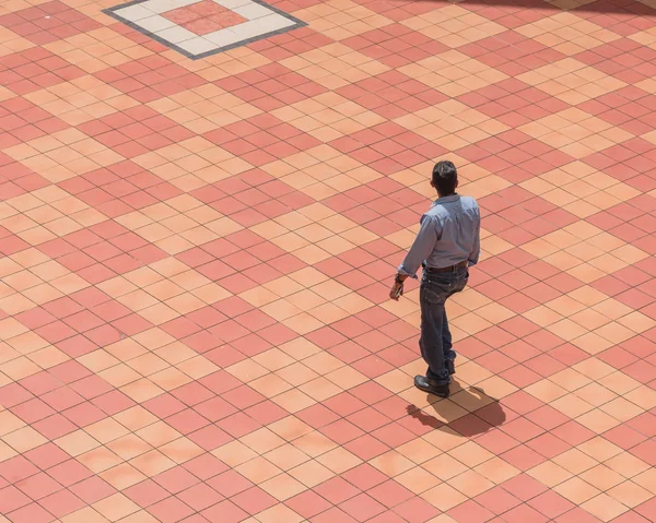 Asiático persona caminando a lo largo de patio azulejos al aire libre cantar Singapur directamente encima de vista — Foto de Stock