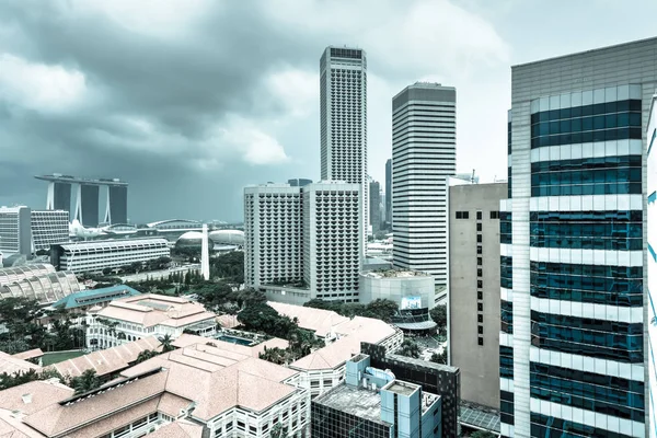 하늘에 구름낀 싱가포르 hdb 빌딩 단지 와 시내 스카이라인 — 스톡 사진