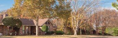 Dallas 'ın banliyölerinde tek katlı panoramik bungalov evleri. Parlak sonbahar yeşillikleri var.