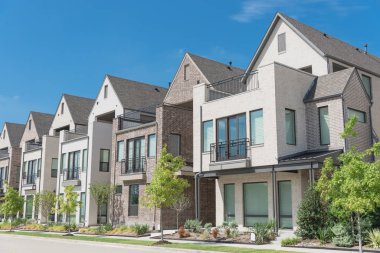 Dallas, Teksas yakınlarındaki yeni gelişme modern veranda üç katlı tek aile evleri