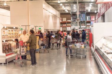 Costco 'da et ve deniz ürünleri satılıyor. Müşteri Kara Cuma' da alışveriş yapıyor.