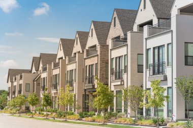 Dallas, Teksas yakınlarındaki yeni gelişme modern veranda üç katlı tek aile evleri