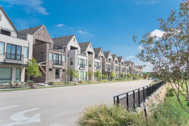 Dallas, Teksas yakınlarındaki yepyeni park tarafı üç katlı tek aile evleri