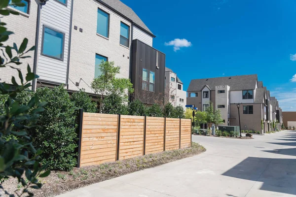 Ruelle arrière de maisons neuves de trois étages avec clôture en bois près du centre-ville de Dallas — Photo